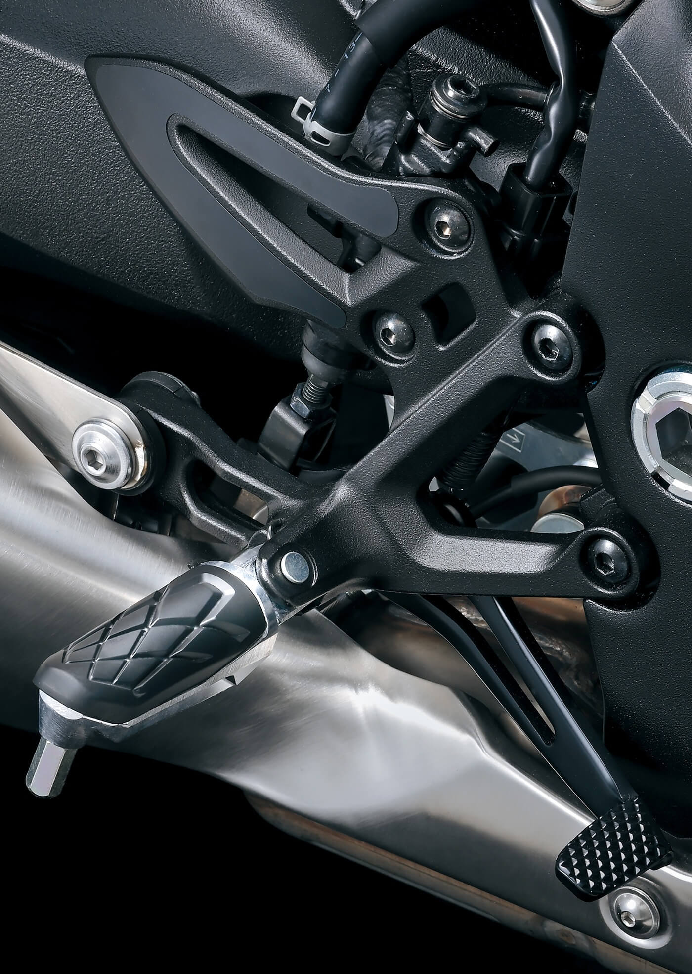 imgi_76_GSX-S1000GT_M2_Footrest